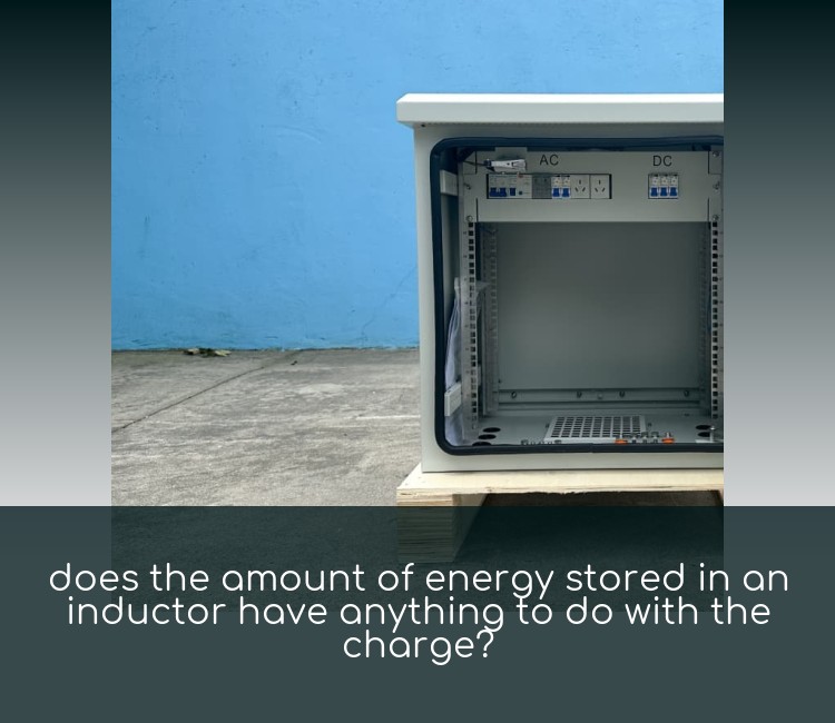 does the amount of energy stored in an inductor have anything to do with the charge?